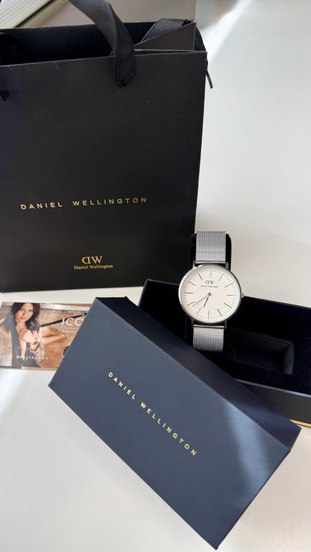 ساعة - Daniel wellington شبابية / شامل العلبة الاصلية فضي / أبيض